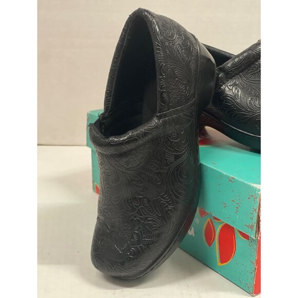 Women’s Yuu Bethanee embossed clog mules nursing waitress shoe size 8.5 wide - Picture 2 of 9